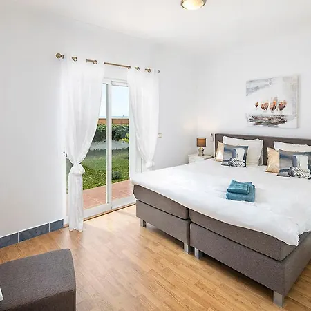 Ocean Blue Ocean Views Walk To Pool וילה *